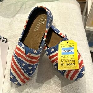 TOMS. Mens 7/Womens 8.5
Classic Alpargata in “American”
NEW with TAGS